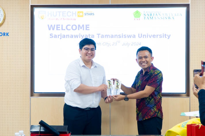 HUTECH đón tiếp và làm việc với Trường Đại học Sarjanawiyata Tamansiswa (Indonesia) 92