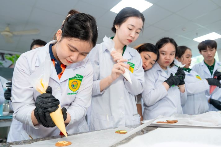 [Video] Sinh viên Công nghệ thực phẩm HUTECH trải nghiệm làm bánh quy gừng, lan tỏa sắc màu Giáng sinh 69