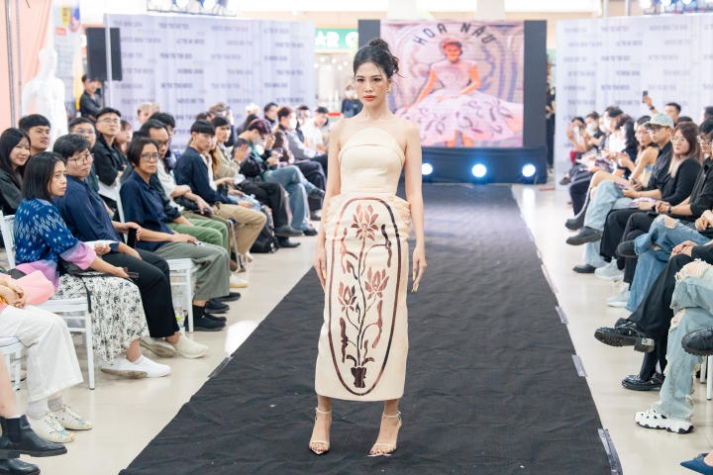 [Video] Đem bọ cánh cứng và người vô gia cư vào đồ án tốt nghiệp, 02 sinh viên ngành Thiết kế thời trang HUTECH “cán đích” thủ khoa và á khoa 245