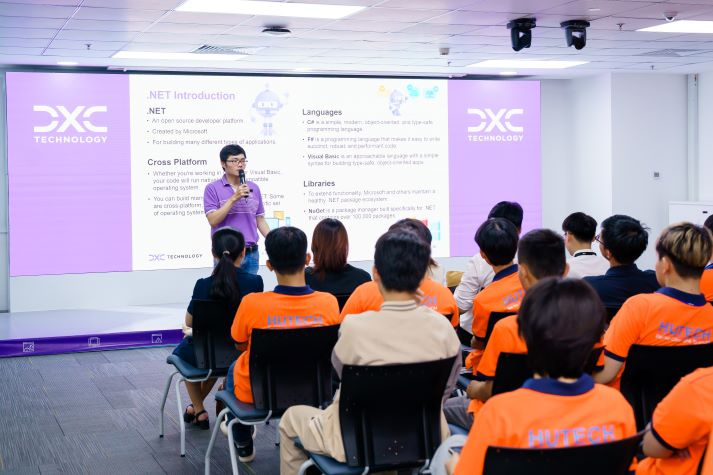 Sinh viên HUTECH sớm “bắt sóng” môi trường làm việc thực tế ngay từ năm nhất 136