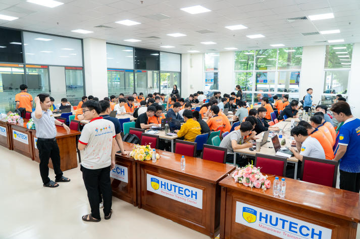 Code theo dòng thời sự, sinh viên Công nghệ thông tin tăng tốc săn vé OLP và ICPC Đà Nẵng tại HUTECH Code War 20