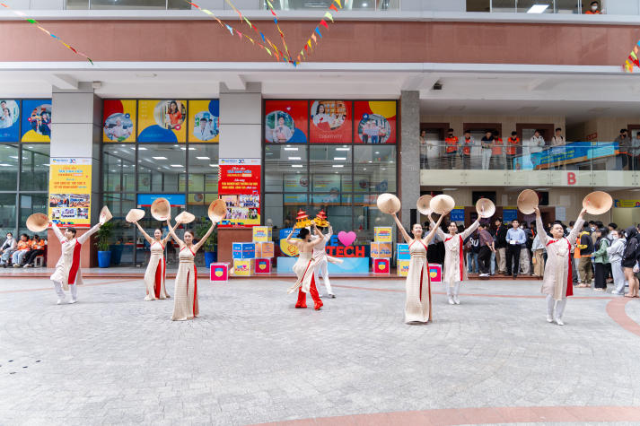 [Video] Văn nghệ sân trường HUTECH khuấy động không khí chào đón newbies 54