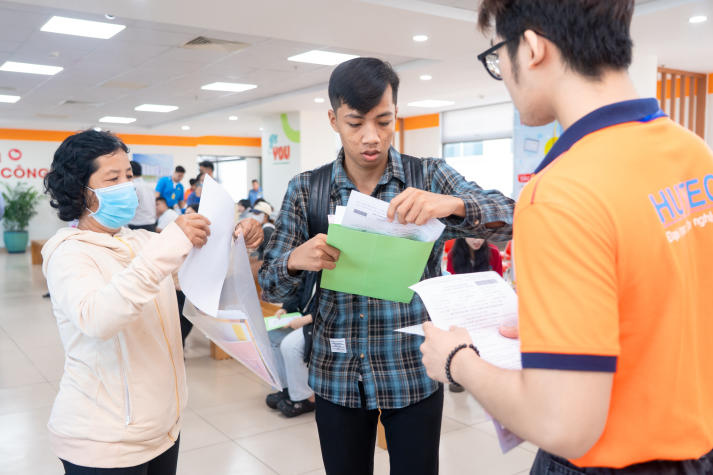 Ấn tượng ngày nhập học: HUTECH chào đón tân sinh viên bằng sự chuyên nghiệp và nhiệt tình 76