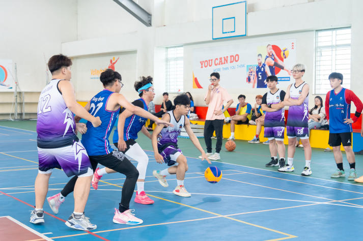 Ngôi Vô địch môn Bóng rổ Giải thể thao chào đón tân sinh viên thuộc về đội The Crew 32