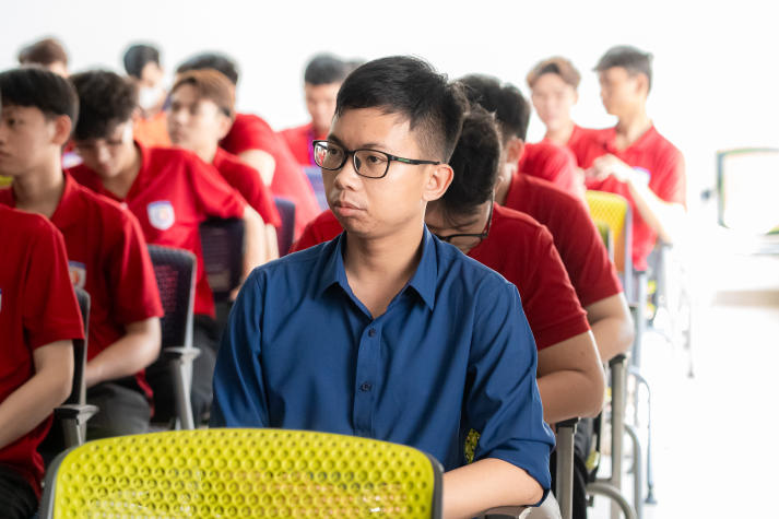 Sinh viên Viện Kỹ thuật trải nghiệm mô hình sản xuất thực phẩm - đồ uống hiện đại tại Uniben 39