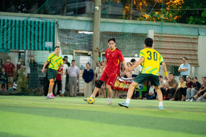 [Hội thao CB-GV-NV HUTECH 2025]: VPT-VPHĐT-P.NS-TT.KĐ-ĐBCL-B.TTr-TT.IT đăng quang ngôi vương Bóng đá nam 54