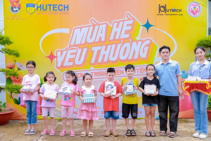 CLB Nhiếp ảnh và CLB Tình nguyện cộng đồng chung tay mang “Mùa hè yêu thương” đến với các em nhỏ 155