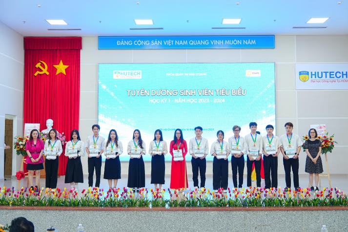 Gần 600 sinh viên tiêu biểu Học kỳ I năm học 2023-2024 của Khoa Quản trị kinh doanh được tuyên dương 88