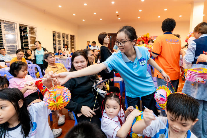 Thắp sáng đêm trăng yêu thương: Sinh viên Khoa Điều dưỡng - Kỹ thuật y học mang Trung thu đến với trẻ em Bình Thạnh 66