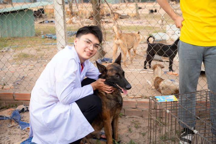 Sinh viên Khoa Thú y lan tỏa yêu thương qua hoạt động chăm sóc động vật trong chiến dịch Xuân tình nguyện 25