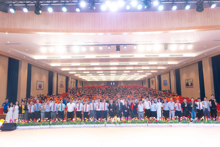 Tân sinh viên Trường Kỹ thuật HUTECH khởi động hành trình kỹ sư tương lai 9