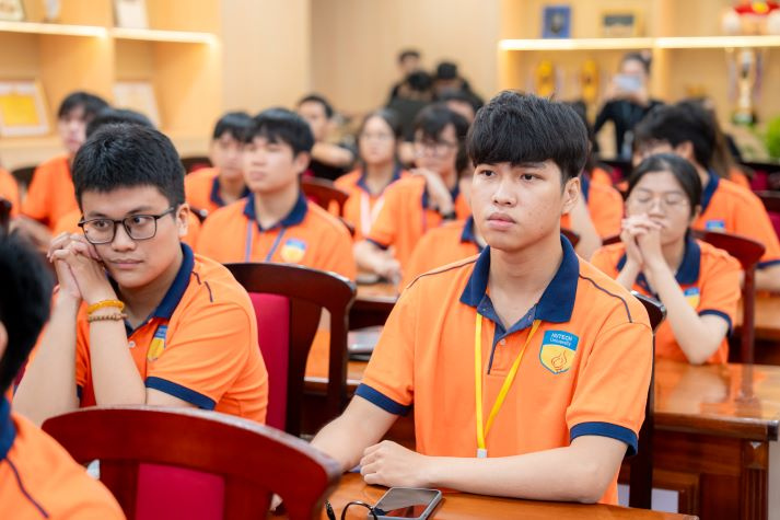 Sinh viên HUTECH soi mình và rèn kỹ năng qua “Mirror Mirror – Hình ảnh bạn phản chiếu” 67