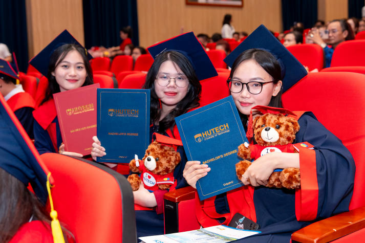 Tự hào khoác áo cử nhân, sinh viên HUTECH viết tiếp hành trình tương lai 109