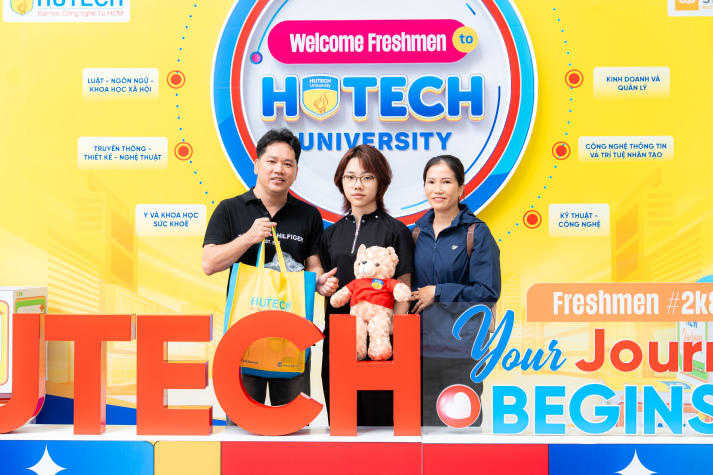 Hiệu trưởng THPT Tôn Đức Thắng (Đồng Nai) đồng hành cùng con gái nhập học tại HUTECH 21