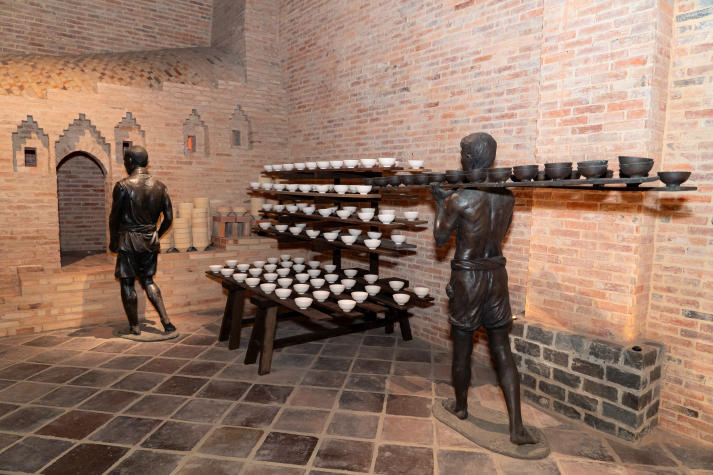 Học kể câu chuyện thương hiệu từ di sản: Sinh viên HUTECH trải nghiệm thực tế tại Gốm sứ Minh Long 104