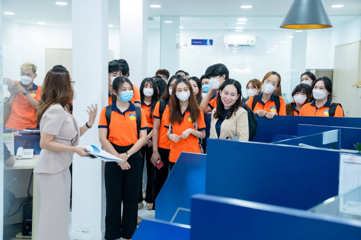 Sinh viên Khoa Luật tham quan thực tế tại Ngân hàng Bản Việt 26