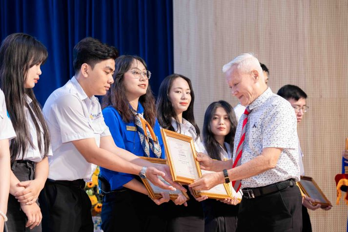 HUTECH tự hào dẫn đầu toàn TP.HCM về số lượng “Sinh viên 5 tốt” và “Tập thể Sinh viên 5 tốt” 27