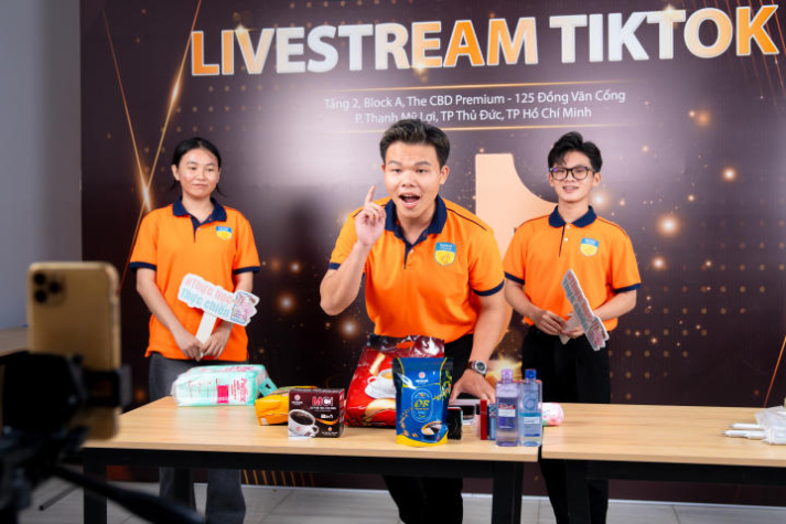 ​[Video] Sinh viên Truyền thông đa phương tiện “nhập vai” thành host livestream chuyên nghiệp trong chuyến đi đến G.DJS 18