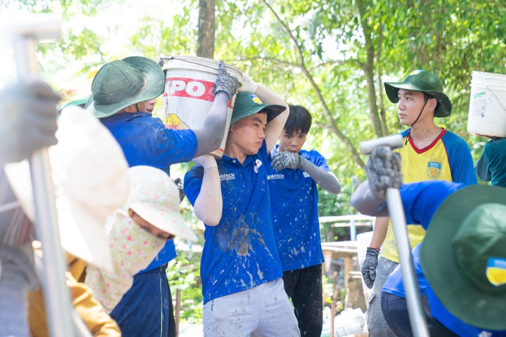 [Mùa hè xanh HUTECH 2023] Mặt trận Đồng Tháp hoàn thành công trình bê tông hóa đường nông thôn đầu tiên 24