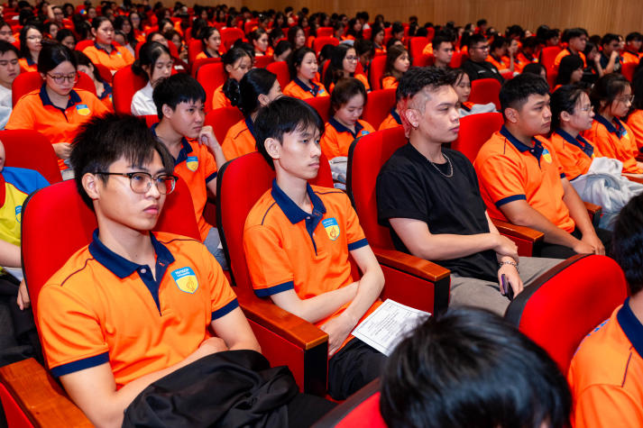 Sinh viên Khoa Tài chính - Thương mại khám phá AI trong đầu tư hiện đại cùng chuyên gia Vietcombank 37