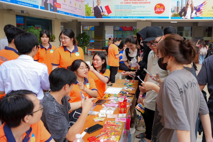 Sinh viên HUTECH hào hứng khám phá phiên chợ “Xuân sắc màu” của Khoa Dược 35