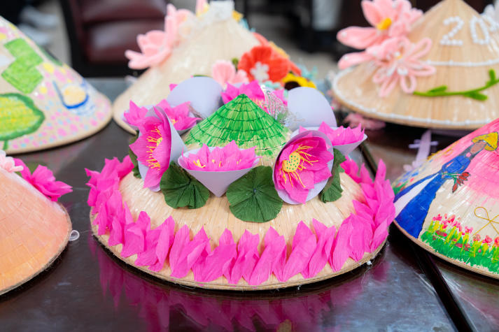 Lan tỏa tinh thần “Sắc Việt” trong Ngày hội trang trí nón lá của sinh viên Khoa Tài chính - Thương mại 73