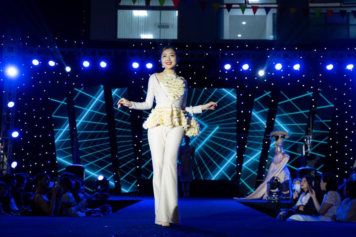 Sinh viên Quản trị sự kiện HUTECH mang sắc phục Việt lên sân khấu Fashion Show đầu tay 100