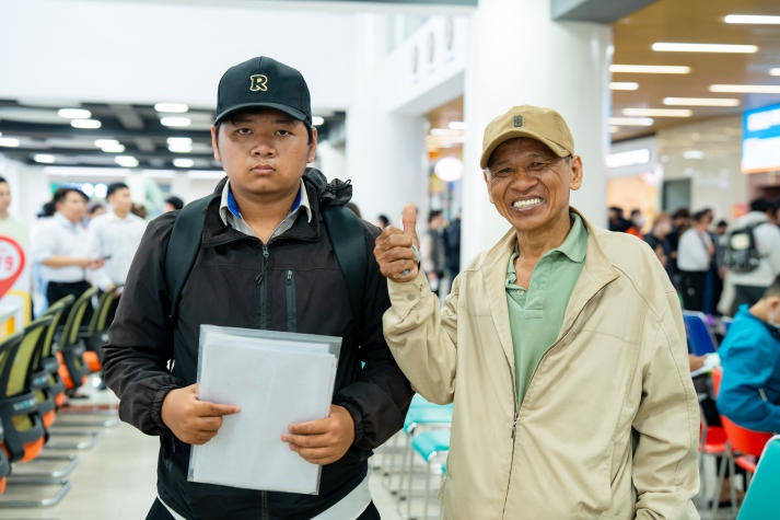 Tân sinh viên vượt ngàn cây số đến HUTECH nhập học 36