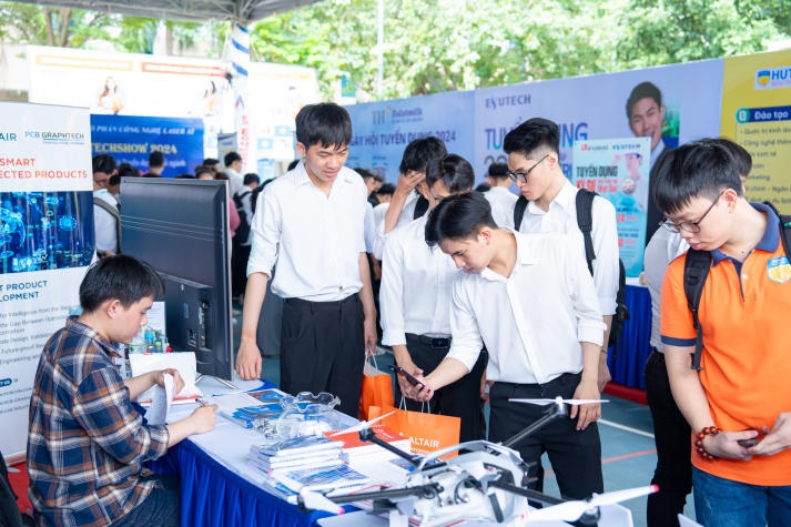 [Video] Sinh viên “khoe” hơn 200 đồ án tốt nghiệp ấn tượng trước doanh nghiệp tại HUTECH TECHSHOW 2024 100