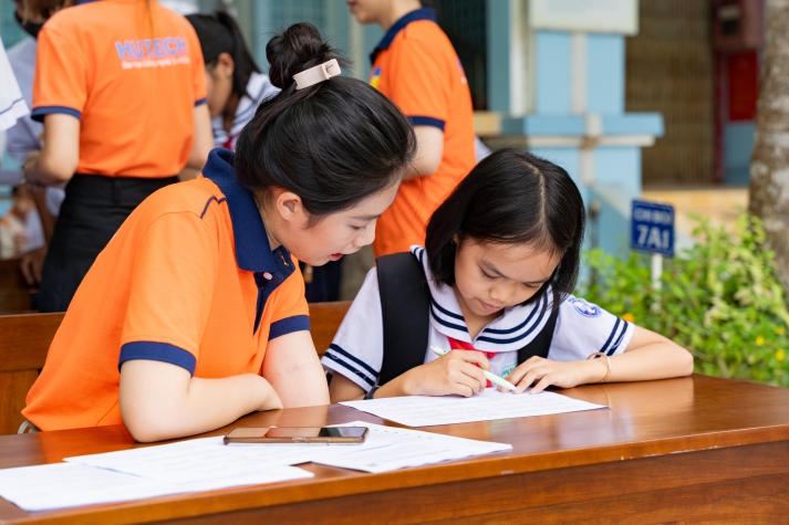 Sinh viên ngành Tâm lý học HUTECH về Cần Thơ trò chuyện cùng teen Trường THCS Thới Long 73