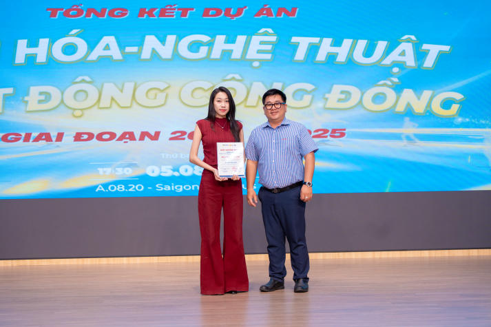 Khoa Khoa học Xã hội và Quan hệ Công chúng tôn vinh loạt dự án ý nghĩa của sinh viên 38
