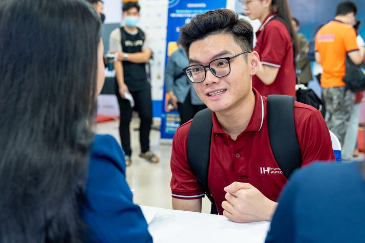 [Video] Sinh viên hào hứng “săn” hơn 1.500 đầu việc hấp dẫn tại “HUTECH International Job Fair 2024” 105