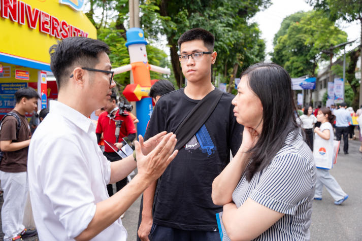 [Video] HUTECH cùng sĩ tử 2k8 tháo gỡ băn khoăn chọn Trường tại Ngày hội lựa chọn nguyện vọng xét tuyển 2026 53