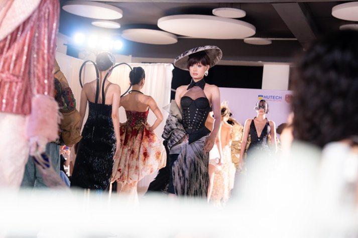 Đạo diễn Long Kan 'chốt đơn' ngay trên sàn diễn thời trang 34