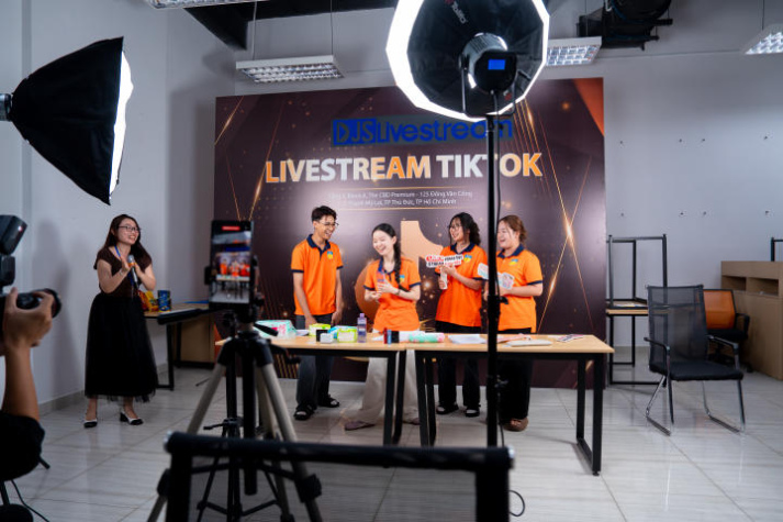 ​[Video] Sinh viên Truyền thông đa phương tiện “nhập vai” thành host livestream chuyên nghiệp trong chuyến đi đến G.DJS 20