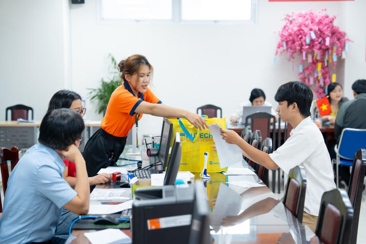 Hướng dẫn làm thủ tục nhập học cho tân sinh viên HUTECH khoá 2025 165