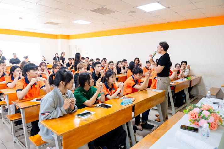 [Ảnh] Ai phát âm chuẩn hơn? Sinh viên Khoa Tiếng Anh sôi nổi chinh phục thử thách ngôn ngữ 31