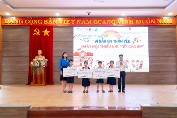 [Ảnh] Khoa Tài chính - Thương mại đồng hành cùng "Tết cho em 2025": Trao niềm vui, nhận yêu thương 22