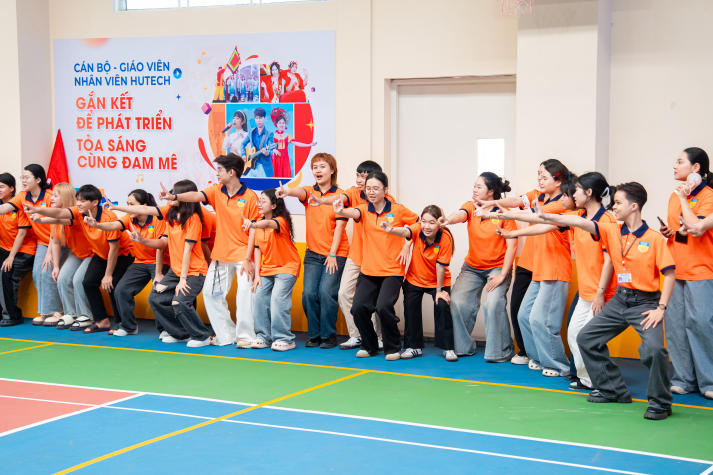 [Ảnh] Chương trình giao lưu “siêu nhiệt” của sinh viên Khoa Quản trị Du lịch - Nhà hàng - Khách sạn 36