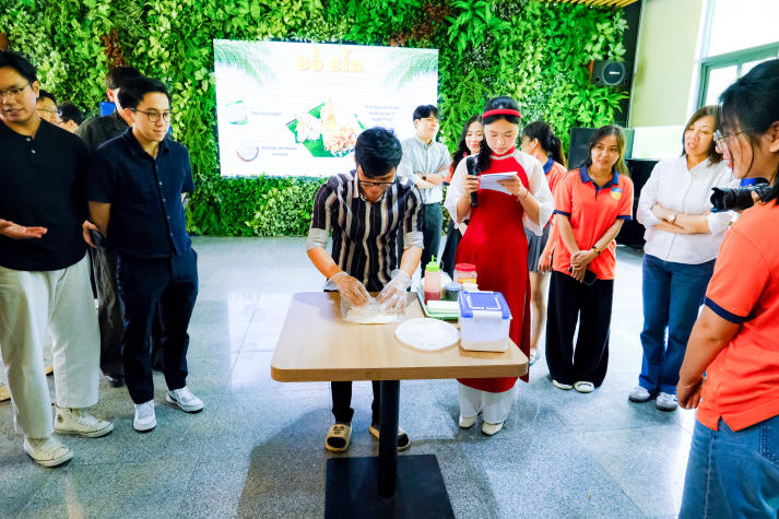Sinh viên Khoa Tài chính - Thương mại giao lưu văn hóa dân gian cùng bạn bè quốc tế tại Chương trình “Wrap & Clap” 59