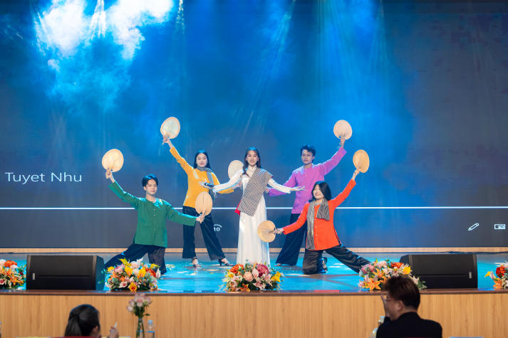 Trình diễn giàu bản sắc, sinh viên Thanh nhạc tỏa sáng trong kỳ thi tốt nghiệp 60