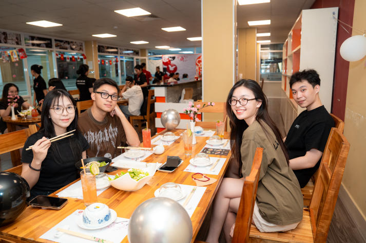 Sinh viên HUTECH biến đồ án thành nhà hàng Nhật, khách “chốt tiệc” ngay ngày khai trương 4