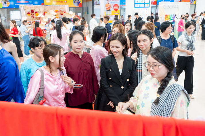 [Video] Sài Gòn đa sắc qua lăng kính Deep Zoom - Sáng tạo của sinh viên ngành Quan hệ công chúng HUTECH 233