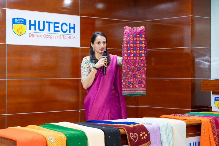 HUTECH faculty and staff explore Bhagavad Gita leadership philosophy and traditional Indian culture 79