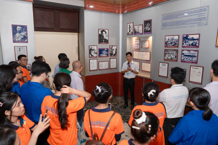 [Ảnh] Về nguồn tại Bến Nhà Rồng: Hành trình ý nghĩa của sinh viên Khoa Tài chính - Thương mại 86