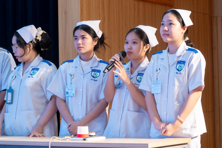 “Chạy trạm” cấp cứu, sinh viên Khoa Điều dưỡng - Kỹ thuật y học luyện bản lĩnh xử trí tình huống y khoa 16