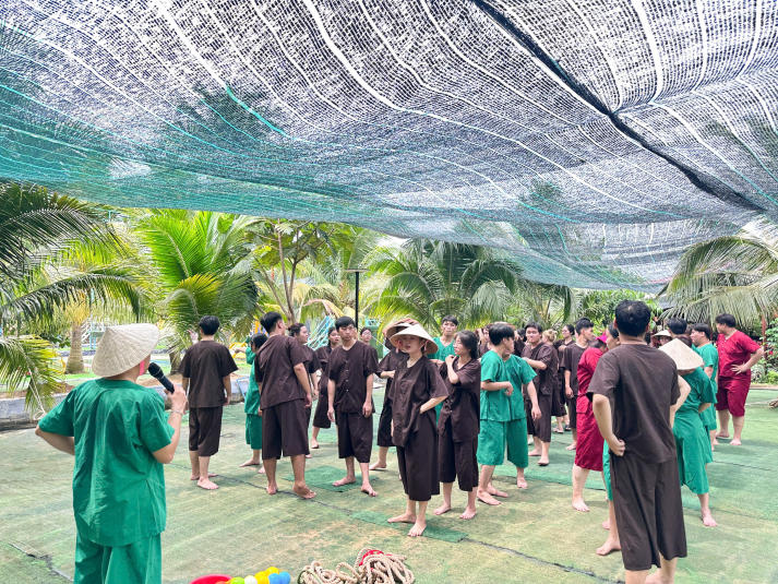 Sinh viên Quản trị dịch vụ du lịch và lữ hành “chạm nghề” từ chuyến thực tế miền Tây 20