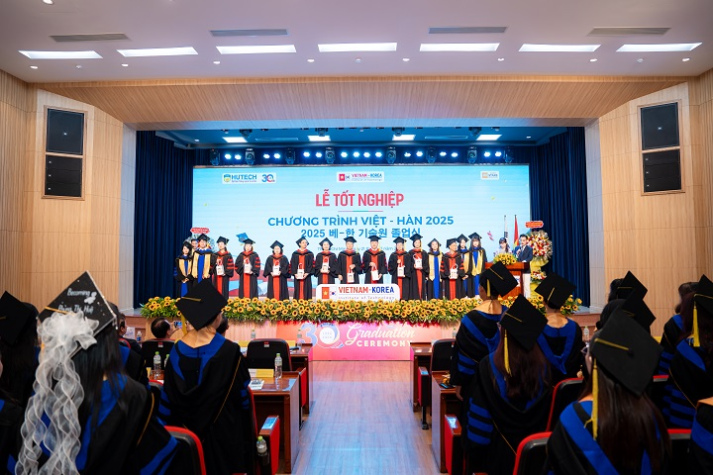 [Video] Khoác lễ phục tốt nghiệp, tân khoa Chương trình Việt - Hàn cất cánh vươn xa 24