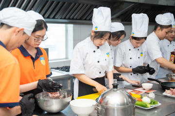 Sinh viên ngành Quản trị nhà hàng và dịch vụ ăn uống trải nghiệm làm bánh mì “signature” cùng chuyên gia 112
