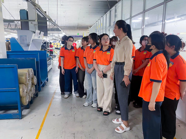 Sinh viên ngành Công nghệ dệt, may “chạm tay" vào thực tế tại Công ty TNHH PPJ Wiser 18